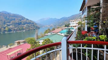 Habitación Deluxe doble, varias camas, vistas al lago | Escritorio, espacio para trabajar con un portátil, wifi gratis