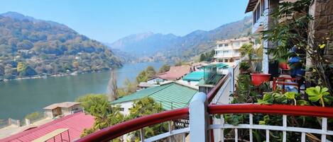 Quarto casal luxo, várias camas, vista para o lago | Escrivaninha, espaço de trabalho para notebook, Wi-Fi de cortesia