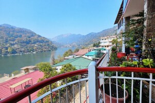 Habitación Deluxe doble, varias camas, vistas al lago | Escritorio, espacio para trabajar con un portátil, wifi gratis