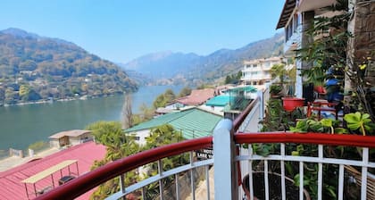 Hotel Lake View Mall Road Near Lake