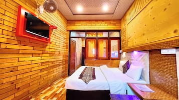 Desk, laptop workspace, free WiFi, bed sheets