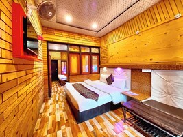 Desk, laptop workspace, free WiFi, bed sheets