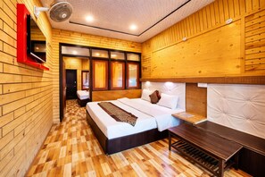 Quarto família, várias camas, vista para o lago | Escrivaninha, espaço de trabalho para notebook, Wi-Fi de cortesia
