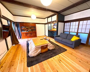 Télévision, lecteur de DVD, livres