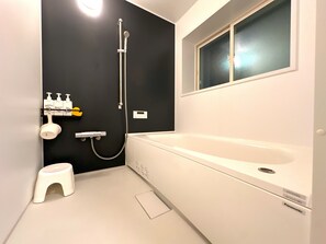 Secador de cabelo, bidê, toalhas de banho, sabonete