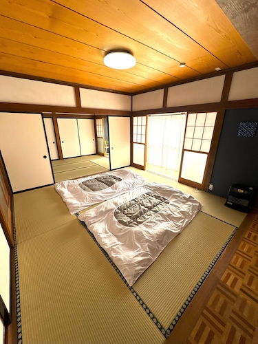Cozy 2-TATAMI room Japanese style house with AC, WiFi in serene Fujiyoshida city