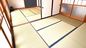 Una habitación con tatamis, puertas correderas y estilo tradicional japonés.
