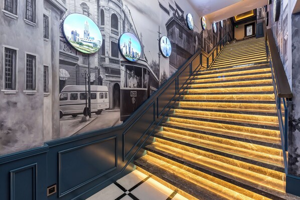Handrails in stairways - Jinglai Hotel (Shanghai Bund East Nanjing Road Pedestrian Street) (Shanghai)