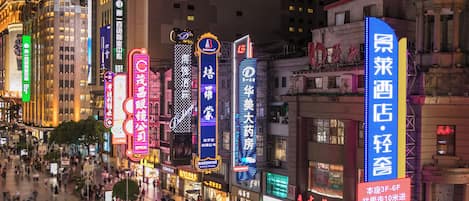 Facciata della struttura - sera/notte