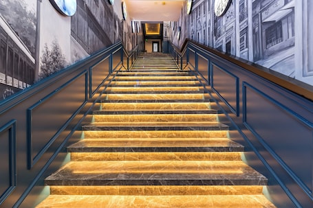 Escaleras con baranda. Jinglai Hotel (Shanghai Bund East Nanjing Road Pedestrian Street)