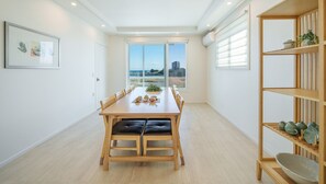 Habitación básica, 3 habitaciones (301(Grand room/Ocean view/PrivateBBQ)) | 1 dormitorio y wifi gratis