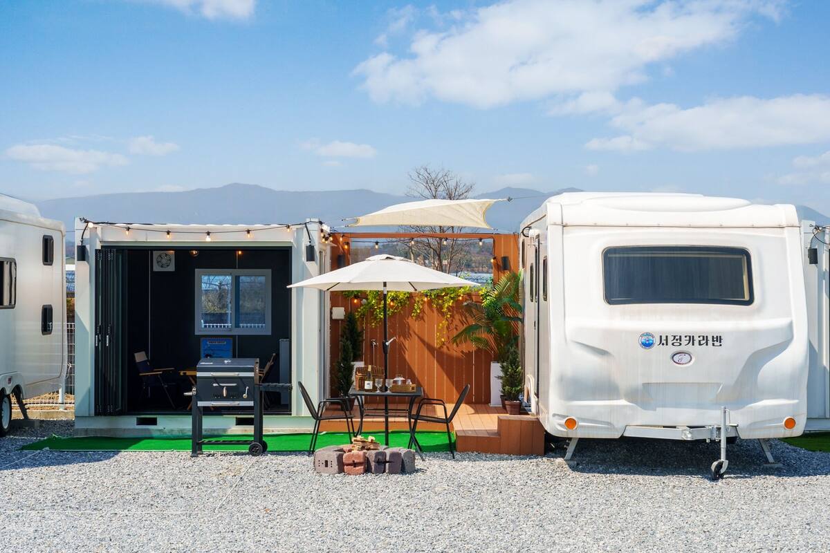 Une rangée de véhicules récréatifs dotés d’espaces de détente en plein air et d’un coin barbecue.