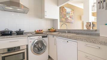 Een koelkast, een magnetron, een oven, een kookplaat