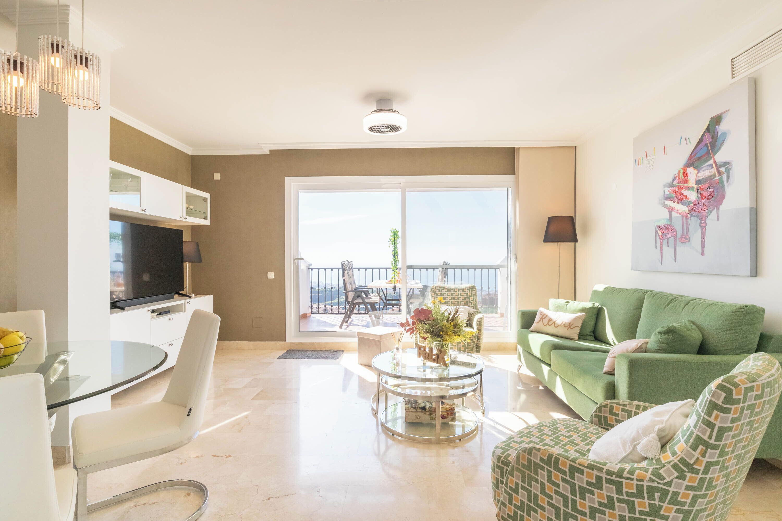 Honeymoon penthouse, meerdere slaapkamers, 2 badkamers (Calahonda Palmeras Best Views) | Woonruimte | Een 21-inch flatscreentelevisie met kabelzenders