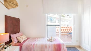 Loftsleilighet – honeymoon, flere soverom, 2 bad, ved fjell (Calahonda Palmeras Best Views) | 2 soverom, skrivebord for bærbar PC og strykejern/-brett