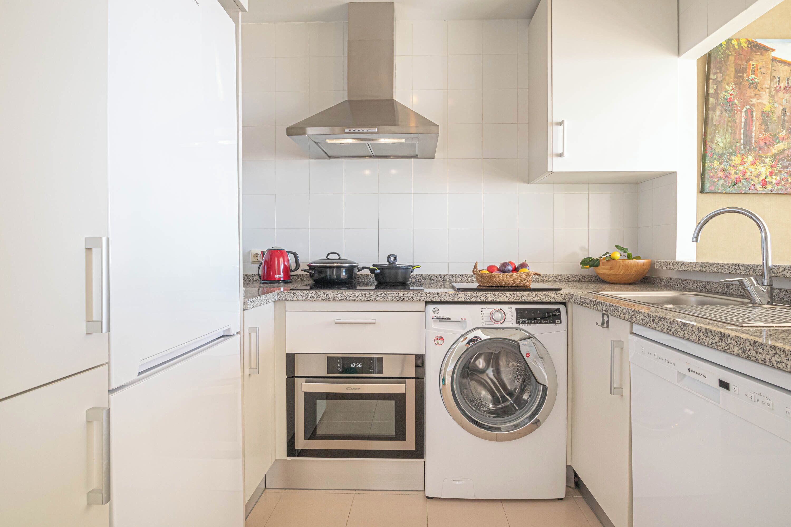 Ático de luna de miel, varias habitaciones, 2 baños (Calahonda Palmeras Best Views) | Cocina privada | Frigorífico, microondas, horno y placa de cocina
