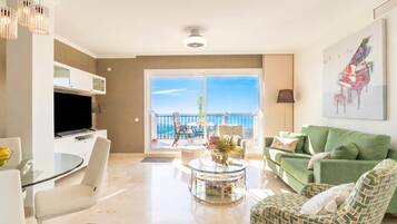 Ático de luna de miel, varias habitaciones, 2 baños (Calahonda Palmeras Best Views) | Zona de estar | Televisión de pantalla plana de 21 pulgadas con canales por cable