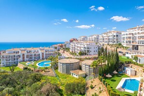 A coastal hotel with multiple floors, a swimming pool, and a view of the sea. - Calahonda Palmeras Best Views (Mijas)