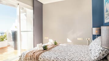 Loftsleilighet – honeymoon, flere soverom, 2 bad, ved fjell (Calahonda Palmeras Best Views) | 2 soverom, skrivebord for bærbar PC og strykejern/-brett
