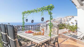 Honeymoon Penthouse, Multiple Bedrooms, 2 Bathrooms, Mountainside (Calahonda Palmeras Best Views) | Outdoor dining