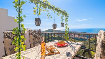 Ático de luna de miel, varias habitaciones, 2 baños (Calahonda Palmeras Best Views) | Restaurante al aire libre