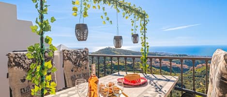 Honeymoon Penthouse, Multiple Bedrooms, 2 Bathrooms, Mountainside (Calahonda Palmeras Best Views) | Outdoor dining