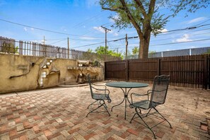 Outdoor dining - Fenced yard|Dogs accepted|Sleeps up to 4 - MONTHLY STAYS AVAILABLE! (Albuquerque)