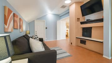 Fernseher, Kamin, Stereoanlage