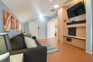 Fernseher, Kamin, Stereoanlage