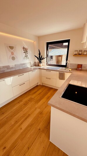 Kjøleskap, ovn, kokeplater og oppvaskmaskin