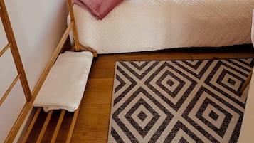 2 Schlafzimmer, Schreibtisch, Bügeleisen/Bügelbrett, Reisekinderbett