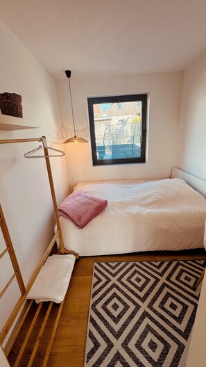 2 Schlafzimmer, Schreibtisch, Bügeleisen/Bügelbrett, Reisekinderbett