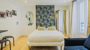 A bedroom with a bed, a desk, and a chair. - Magnificent Studio - 4P- Sacre-coeur (Paris)