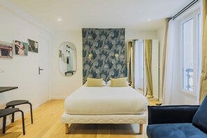 Ein Schlafzimmer mit einem Bett, einem Schreibtisch und einem Stuhl.