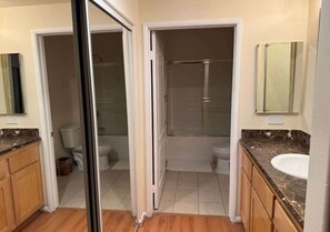 Une salle de bain avec des toilettes, une douche et un lavabo.
