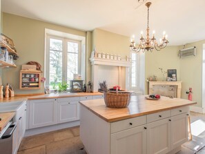 Fridge, oven, stovetop, dishwasher - Superb country house with a lovely large garden (Saint-Saulge)