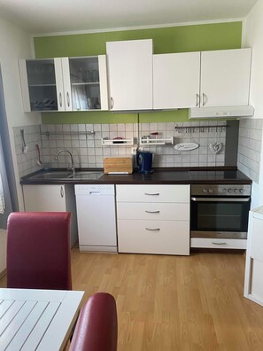 Een koelkast, een magnetron, een oven, een kookplaat