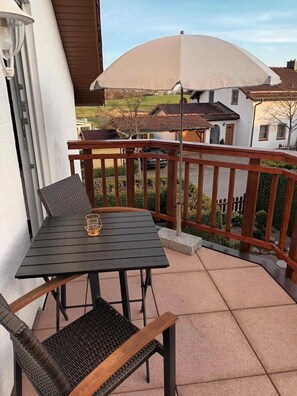 Outdoor dining - Vacation apartment 70sqm with balcony for max. 5 persons (Wasserburg am Inn)