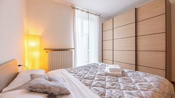 Family Apartment, 1 Bedroom (Varenna Lake View 1) | 1 bilik tidur, seterika/papan seterika, Wi-fi percuma, cadar katil
