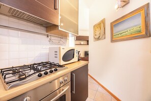 Familie appartement, meerdere slaapkamers (Varenna Lake View 1) | Privékeuken | Een koelkast, een microgolfoven, een oven, een kookplaat