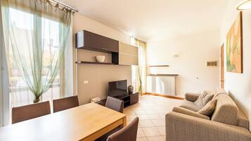 Family Apartment, 1 Bedroom (Varenna Lake View 1) | Ruang tamu | 21 inci televisyen skrin rata dengan satelit