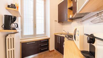 Family Apartment, 1 Bedroom (Varenna Lake View 1) | Dapur peribadi | Peti sejuk, ketuhar gelombang mikro, ketuhar, dapur