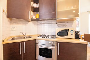 Family Apartment, Multiple Bedrooms (Varenna Lake View 1) | Private kitchen