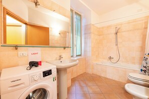 Apartamento família, vários quartos (Varenna Lake View 1) | Banheiro | Chuveiro/banheira combinados, secador de cabelo, bidê, toalhas de banho