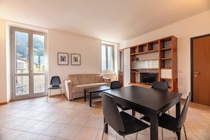Appartement Familial, 1 chambre (Varenna Lake View 2) | Coin séjour | Télévision à écran plat de 21 pouces avec chaßnes par satellite
