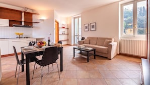 A modern apartment with a dining area, kitchen, and living room. - Varenna Lake View 2 (Varenna)