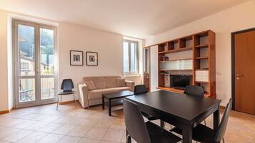 Familienapartment, Mehrere Schlafzimmer (Varenna Lake View 2) | Wohnbereich | 21-Zoll-Flachbildfernseher mit Satellitenempfang