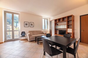Family Apartment, Multiple Bedrooms (Varenna Lake View 2) | Living area | 21-inch flat-screen TV with satellite channels - Varenna Lake View 2 (Varenna)