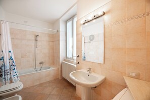 Family Apartment, Multiple Bedrooms (Varenna Lake View 2) | Bathroom | Combined shower/bathtub, hair dryer, bidet, towels - Varenna Lake View 2 (Varenna)