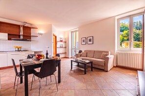Um apartamento moderno com cozinha, sala de jantar e sala de estar.
